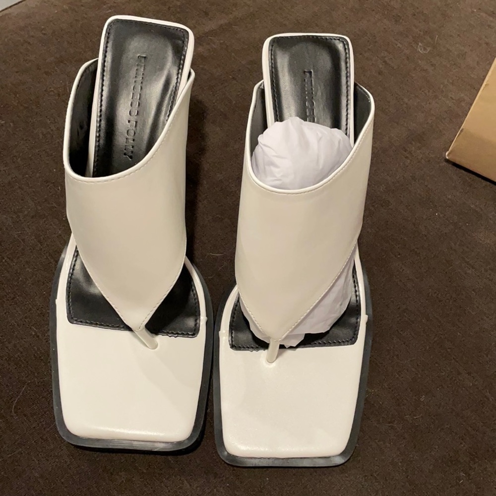 Never worn out beautiful Princess Polly white heels with black soles!!